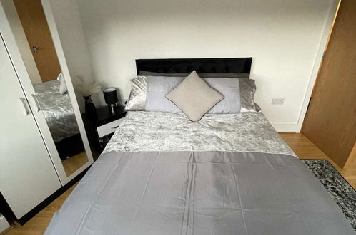 Photo 1 - Sleek & Cosy 1BD Flat - Mile End