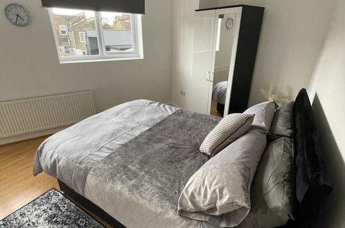 Photo 3 - Sleek & Cosy 1BD Flat - Mile End