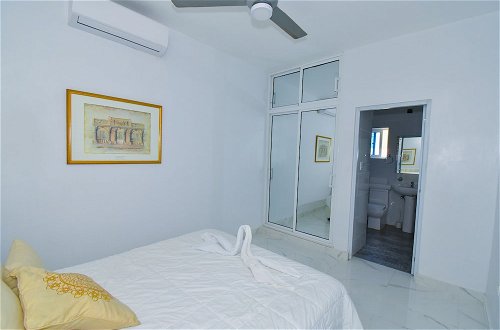 Photo 26 - Exotic Beach Vacation Apartment with Picuzzi