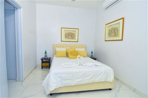 Photo 24 - Exotic Beach Vacation Apartment with Picuzzi