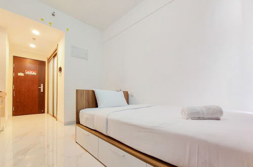 Foto 4 - Homey And Warm Studio Room At Sky House Bsd Apartment