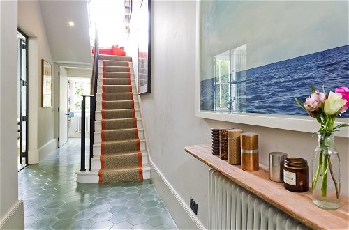 Foto 27 - Gorgeous Stylish Interior Designed 5 Bed Home in Holland Park - Superb Location