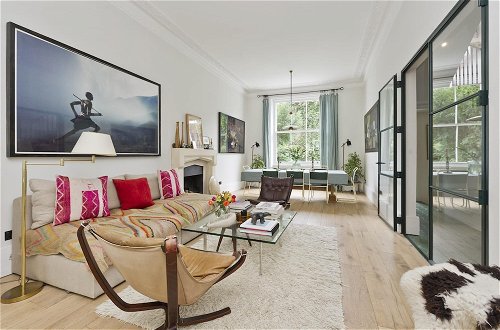 Photo 4 - Gorgeous Stylish Interior Designed 5 Bed Home in Holland Park - Superb Location