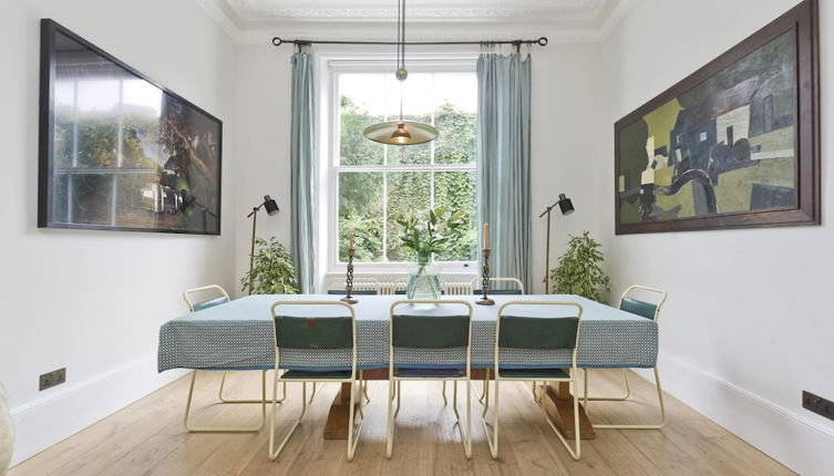 Photo 1 - Gorgeous Stylish Interior Designed 5 Bed Home in Holland Park - Superb Location