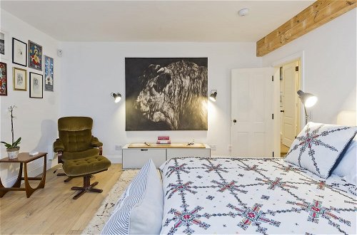Foto 14 - Gorgeous Stylish Interior Designed 5 Bed Home in Holland Park - Superb Location