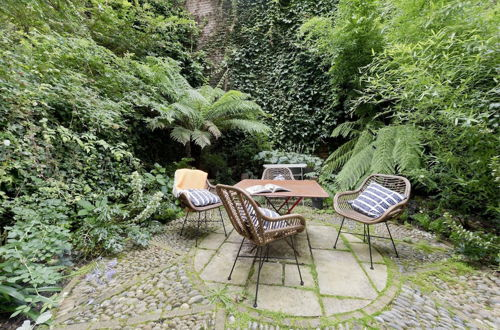 Photo 5 - Gorgeous Stylish Interior Designed 5 Bed Home in Holland Park - Superb Location