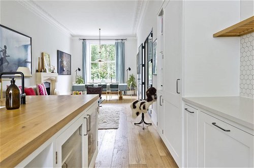 Photo 24 - Gorgeous Stylish Interior Designed 5 Bed Home in Holland Park - Superb Location