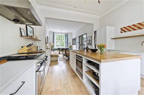 Foto 25 - Gorgeous Stylish Interior Designed 5 Bed Home in Holland Park - Superb Location
