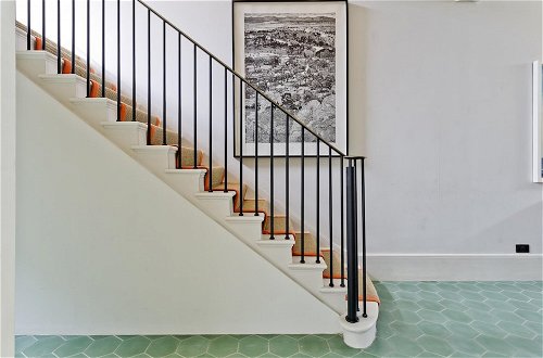Photo 23 - Gorgeous Stylish Interior Designed 5 Bed Home in Holland Park - Superb Location