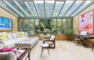 Photo 3 - Gorgeous Stylish Interior Designed 5 Bed Home in Holland Park - Superb Location