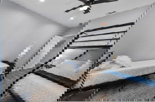 Foto 24 - Retreat to a Brand-new Downtown Home 4BR 3BA