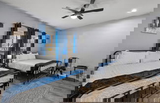 Foto 2 - Retreat to a Brand-new Downtown Home 4BR 3BA