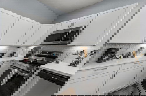 Foto 14 - Retreat to a Brand-new Downtown Home 4BR 3BA