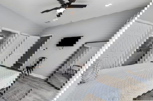 Foto 17 - Retreat to a Brand-new Downtown Home 4BR 3BA