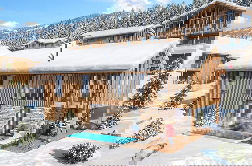 Foto 21 - Majestic Chalet With Pool and Sauna