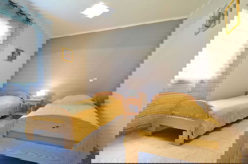 Foto 8 - Holiday Home in Montclera With Sunny Garden, Playground Equipment and Private Pool