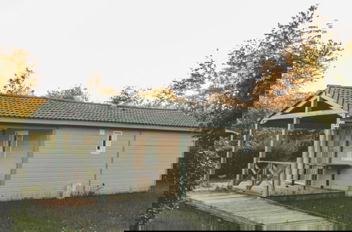Foto 41 - Wooden Chalet With Covered Terrace, on the Edge of a Lake