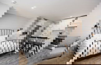 Foto 2 - The Nomad by AvantStay – Modern Comfort Near Downtown