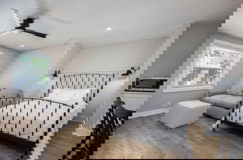 Foto 3 - The Nomad by AvantStay – Modern Comfort Near Downtown