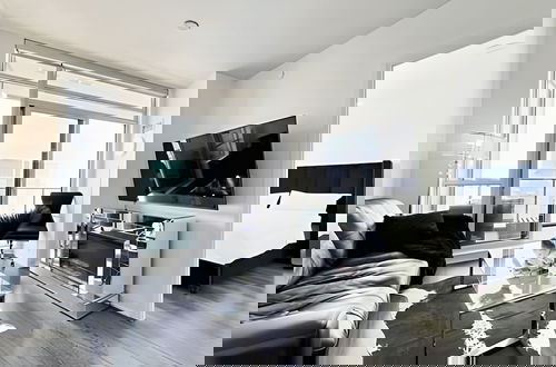 Foto 1 - Gorgeous Condo By the Lake W/Parking