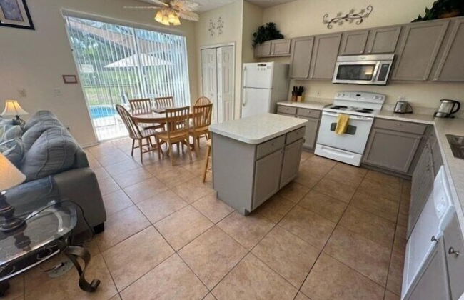 South Facing Pool Home - Room for the Whole Family! - Foto 10