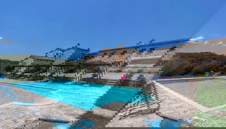 Foto 1 - Farmhouse in Asciano With Pool & BBQ