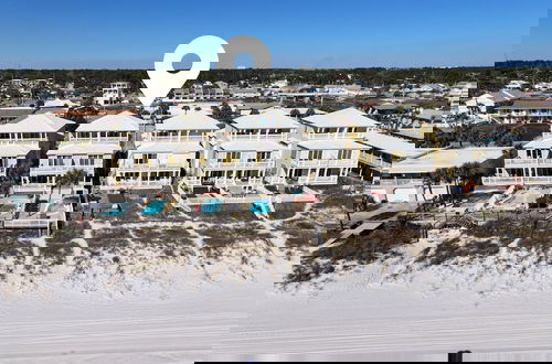 Foto 50 - Just Beachy - 5 Bedroom Beach Front Home! Sleeps 20 Home by RedAwning