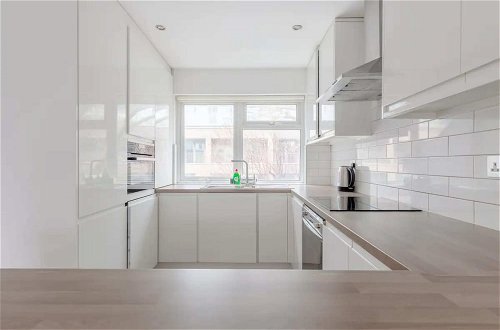 Photo 12 - Bright 2BD Flat With Balcony - Tower Hill