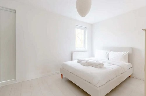 Photo 2 - Bright 2BD Flat With Balcony - Tower Hill