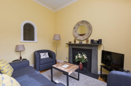 Photo 7 - 393 Delightful 2 Bedroom Apartment off the Royal Mile With Secure Parking