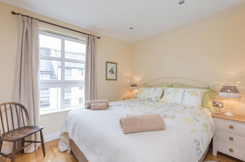 Photo 17 - 393 Delightful 2 Bedroom Apartment off the Royal Mile With Secure Parking