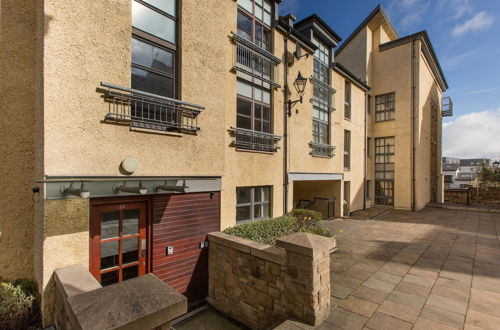 Photo 4 - 393 Delightful 2 Bedroom Apartment off the Royal Mile With Secure Parking