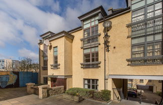 Photo 2 - 393 Delightful 2 Bedroom Apartment off the Royal Mile With Secure Parking