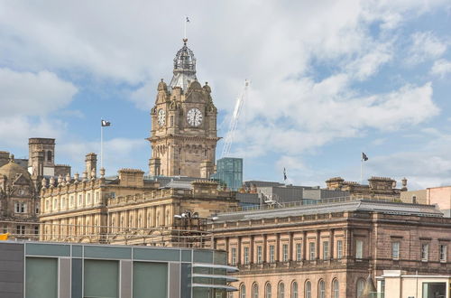 Photo 25 - 393 Delightful 2 Bedroom Apartment off the Royal Mile With Secure Parking