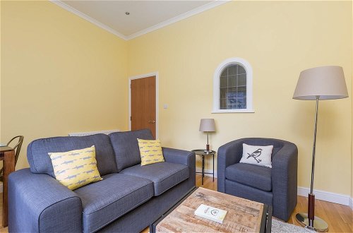 Photo 8 - 393 Delightful 2 Bedroom Apartment off the Royal Mile With Secure Parking