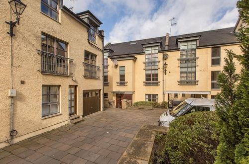 Photo 3 - 393 Delightful 2 Bedroom Apartment off the Royal Mile With Secure Parking