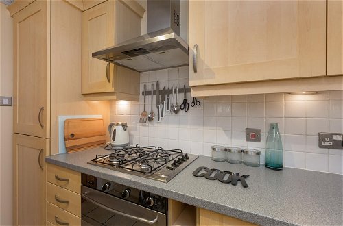 Photo 13 - 393 Delightful 2 Bedroom Apartment off the Royal Mile With Secure Parking