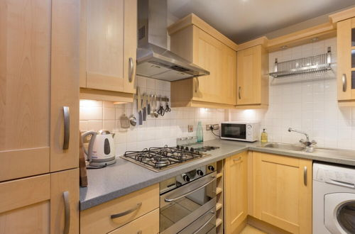 Photo 14 - 393 Delightful 2 Bedroom Apartment off the Royal Mile With Secure Parking