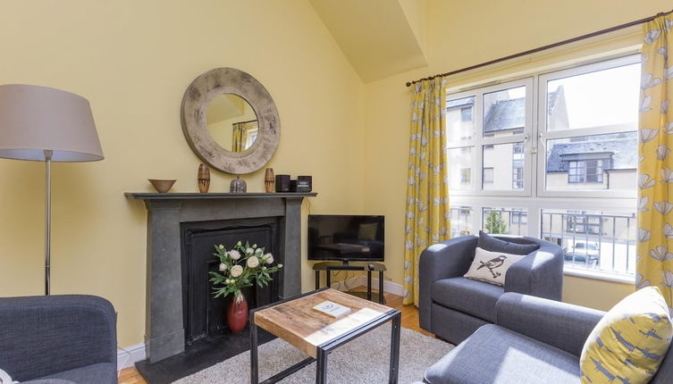 Photo 1 - 393 Delightful 2 Bedroom Apartment off the Royal Mile With Secure Parking