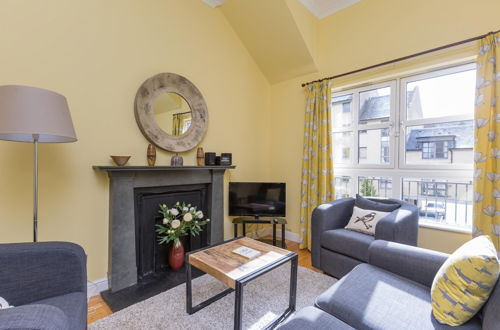 Photo 1 - 393 Delightful 2 Bedroom Apartment off the Royal Mile With Secure Parking