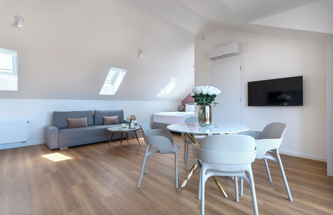 Encore Boutique Residence by Dwellfort - Photo 53