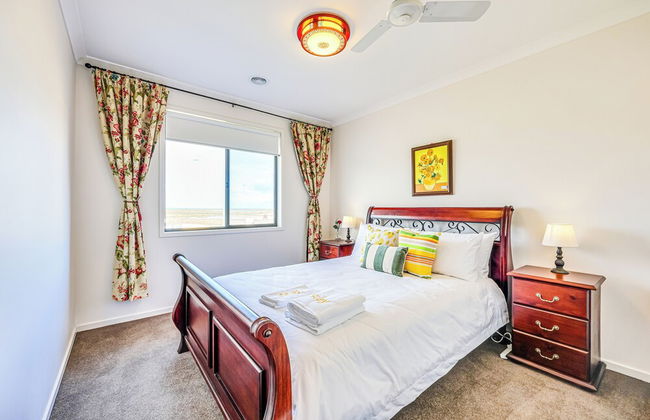 StayAU 5BR Lakefront Escape Point Cook - Photo 26