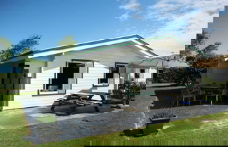 Foto 1 - Wooden Bungalow With Dishwasher Near the Beach
