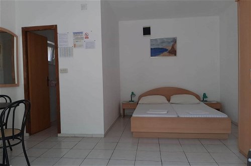 Photo 2 - Lovely Apartment in Okrug Gornji near Bocici Beach