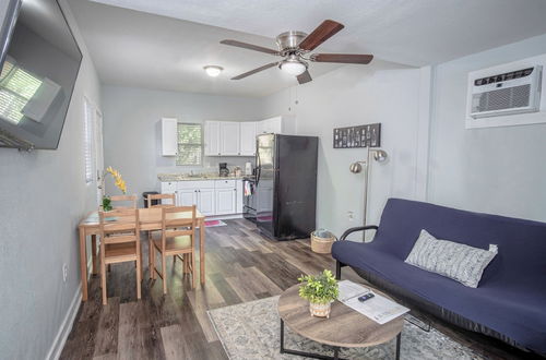 Photo 6 - Remodeled Vintage Charm 1br/1ba Apt Close to DT