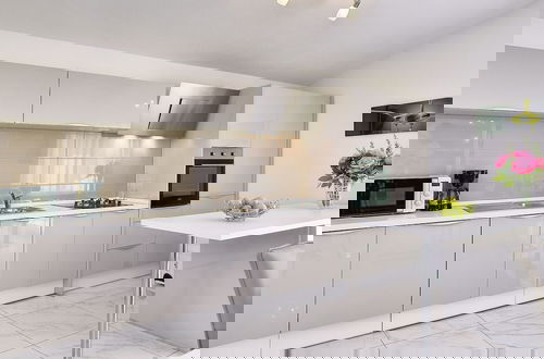 Foto 13 - Apartment With Modern Decor and Spacious Garden, 3 km From the Beach