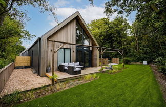 Photo 1 - Atmospheric Luxury Sustainable Home With Spacious Garden