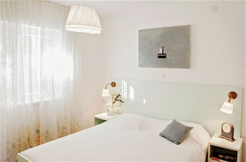 Photo 3 - Delightfully Decorated Apartment with Sea View near Beach