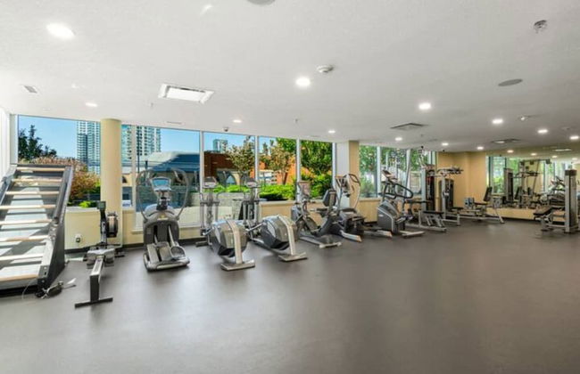 Modern DT Condo Balcony Parking Gym Hot Tub - Foto 29