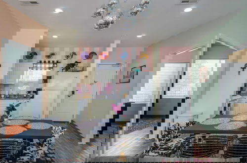 Photo 5 - NEW 4 Bedroom Apt Near DT Walk to Restaurants
